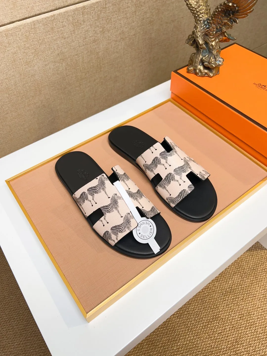 Men's clothing and shoes 💰280 💅💅💅 new arrival. Hermes Hermes official website latest counter synchronized new oran color leather H slippers, the original Paris version flew back to the original model and opened the mold to make it perfectly🍌The highest quality Sincerity, you can enter and leave the counter at will [Deyi] The upper is made of original customized  colored palm prints, crocodile print, ostrich print, colored cow leather, colored cow suede, 🤔 horse hair, 🥳 colored diamonds, 🥰 3D printing, and other genuine leather slippers, imported cow pattern foot pad lining, Italian  latest original genuine leather combination outsole Code number: 38-48 (customized at 46.47.48) Can be made into picture combination sole with genuine leather pattern and ordinary molded outsole